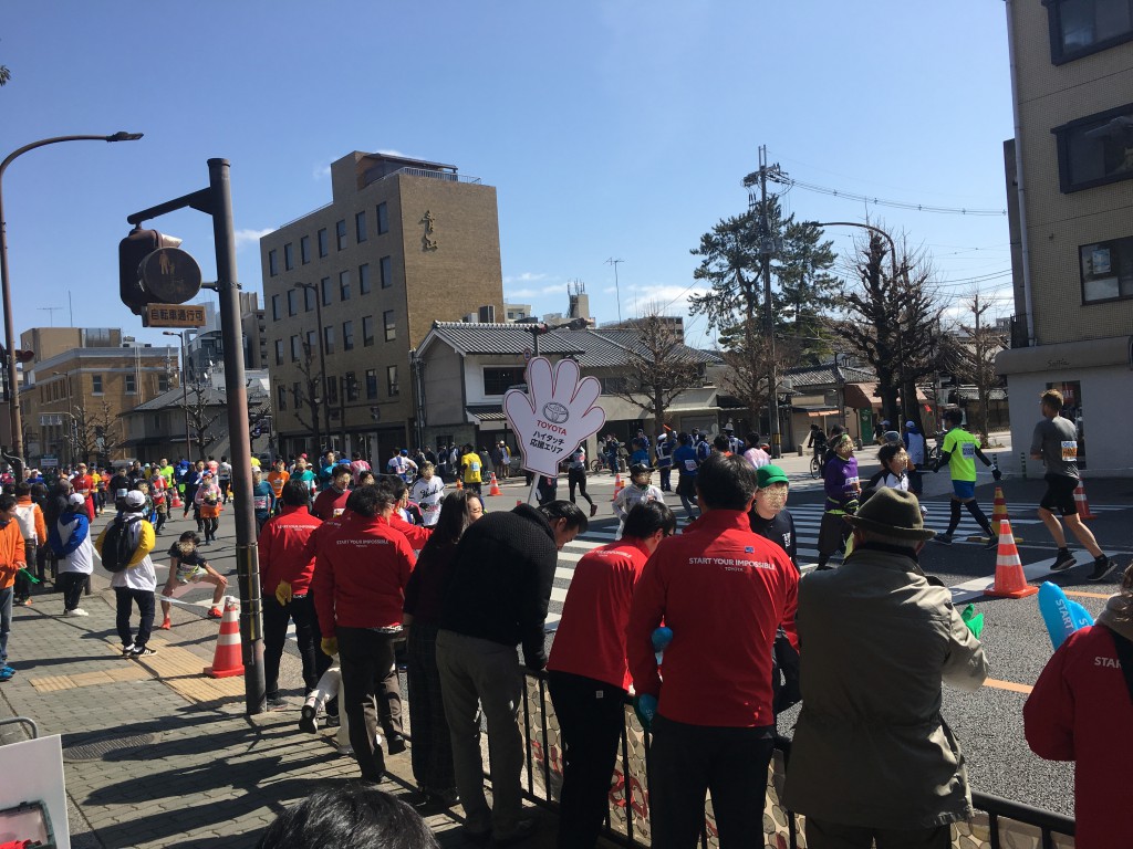京都オールトヨタ各社で京都マラソン2018に参加されたランナーに声援をおくりました。