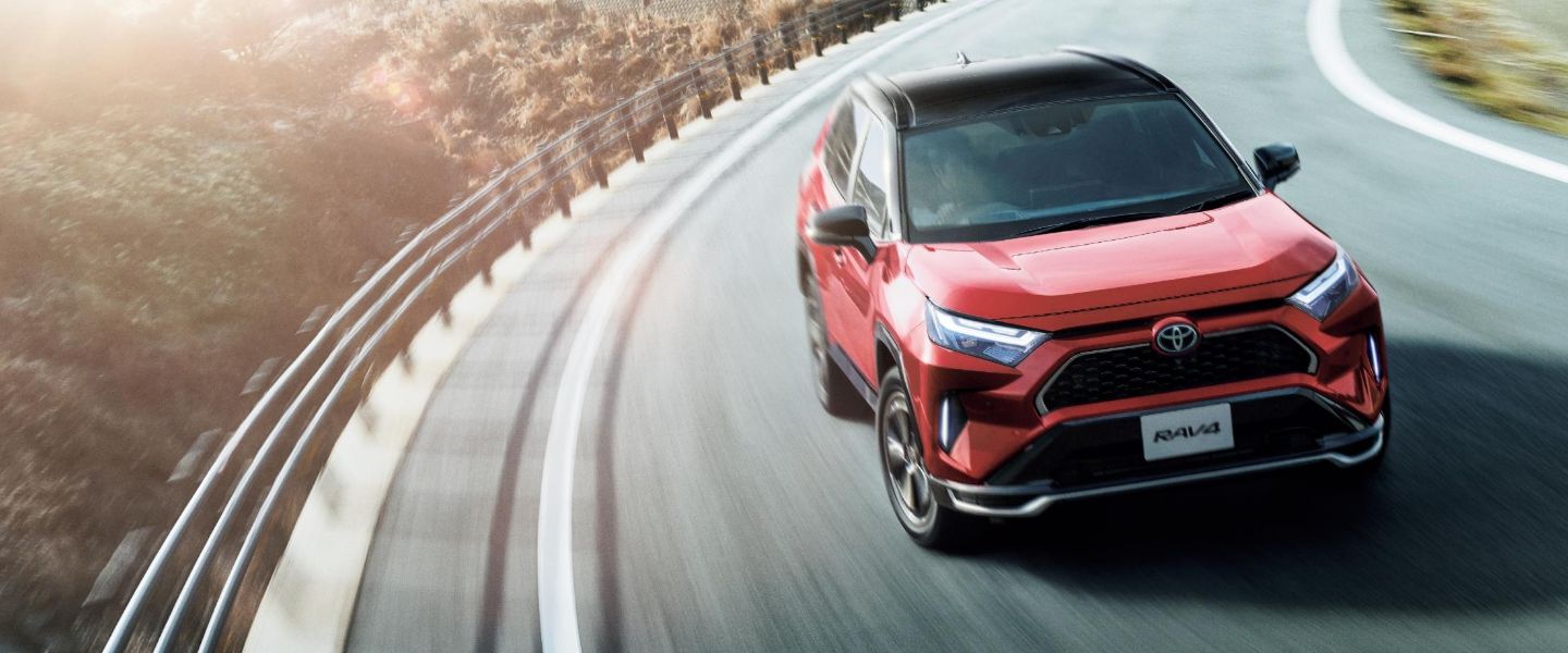 RAV4を試乗する様子