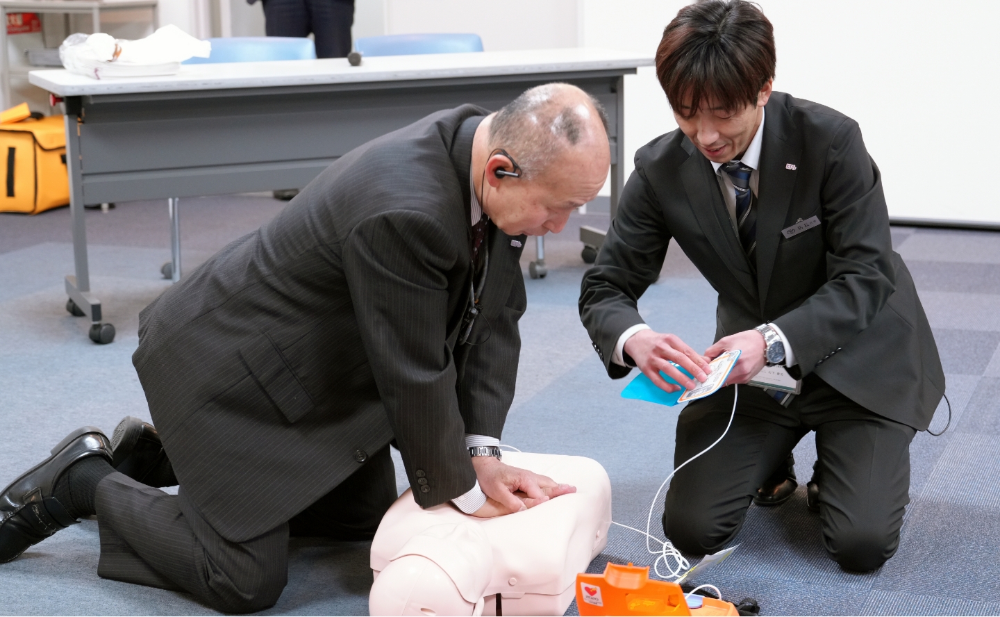「AED」の全店舗設置と救命スタッフの配備