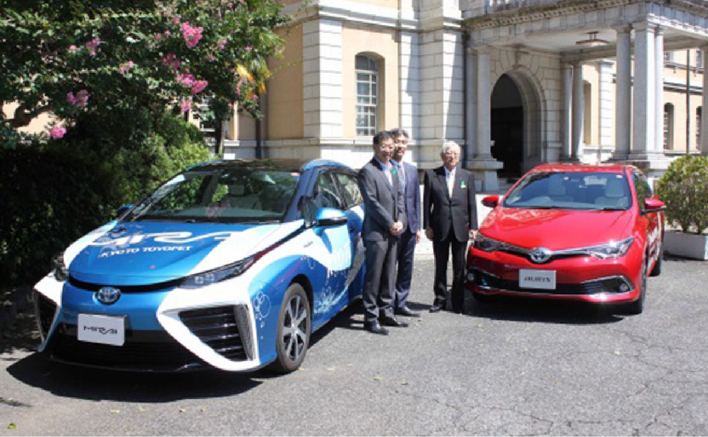 京都府へのFCV自動車「MIRAI」の贈呈