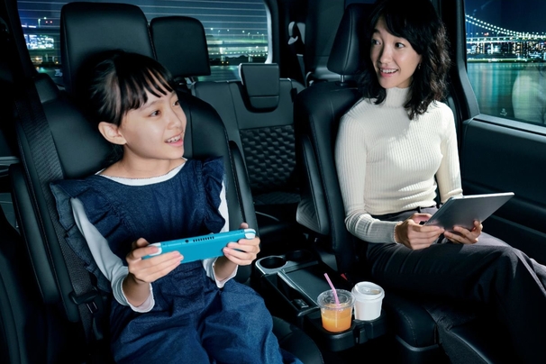 【モデル入り素材】車内 Wi-Fi
