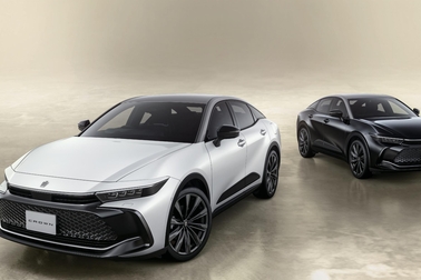 （左）：特別仕様車 CROSSOVER RS “THE 70th” （ベース車両はCROSSOVER RS）
