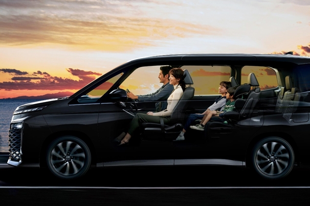 【モデル入り素材】S-Z（ハイブリッド・2WD・7人乗り）