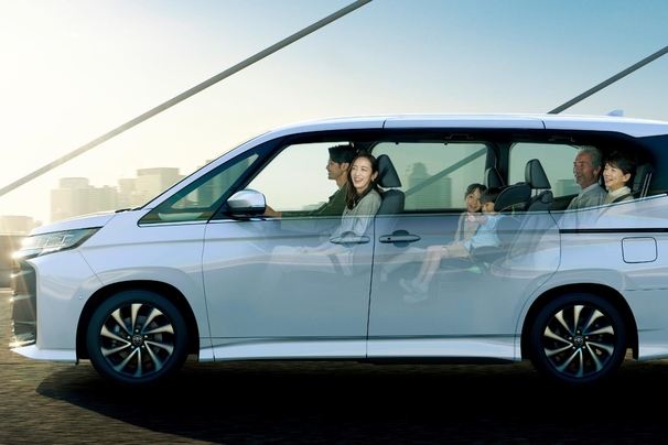 【モデル入り素材】S-Z（ハイブリッド・2WD・7人乗り）