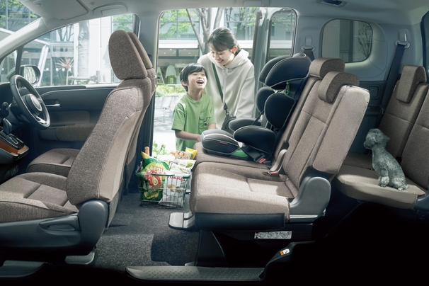 【モデル入り素材】Z（ハイブリッド・2WD・7人乗り）