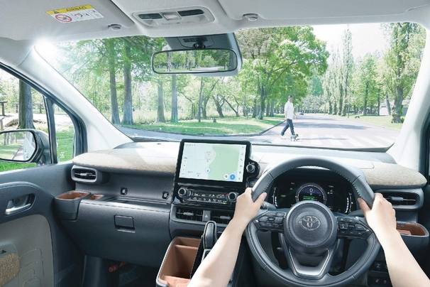 【モデル入り素材】Z（ハイブリッド・2WD・7人乗り）