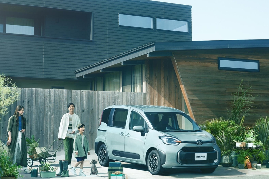 【モデル入り素材】Z（ハイブリッド・2WD・7人乗り）