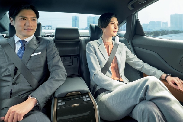 【モデル入り素材】CROSSOVER RS（2.4Lターボハイブリッド車）