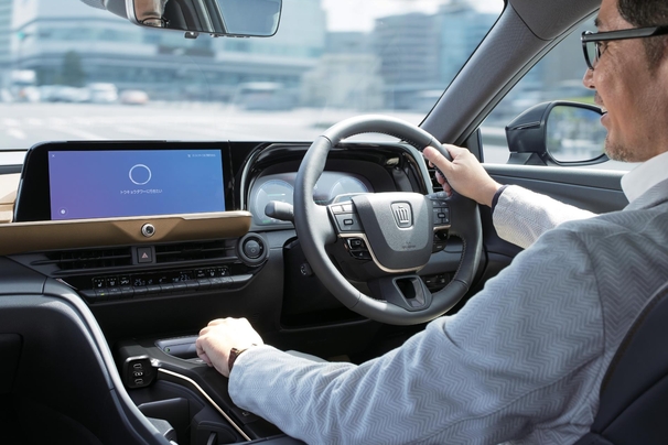 【モデル入り素材】CROSSOVER RS（2.4Lターボハイブリッド車）