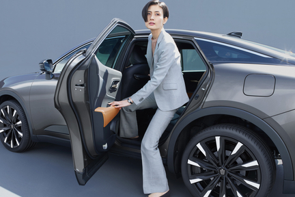 【モデル入り素材】優れた乗降性　CROSSOVER RS（2.4Lターボハイブリッド車）