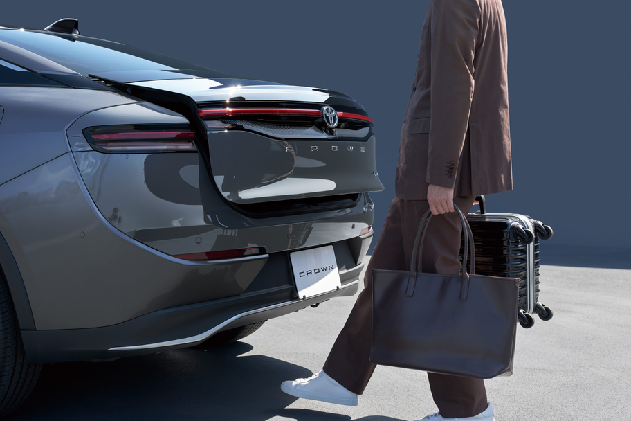 【モデル入り素材】ハンズフリーパワートランクリッド（挟み込み防止機能＊付）　