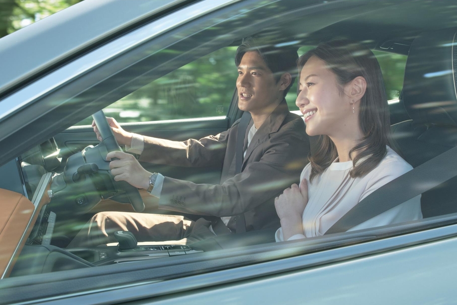 【モデル入り素材】CROSSOVER RS（2.4Lターボハイブリッド車）