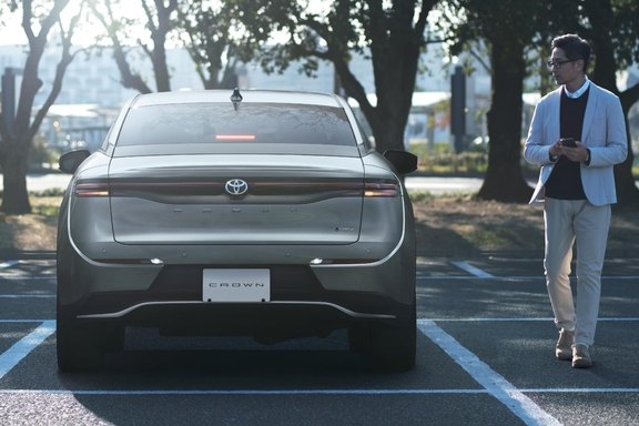 【モデル入り素材】CROSSOVER RS（2.4Lターボハイブリッド車）