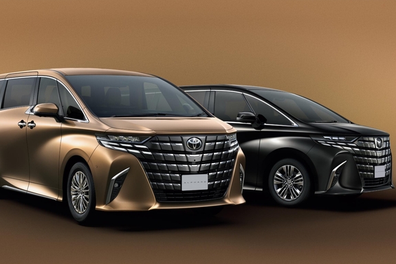 Photo（左）：Executive Lounge（ハイブリッド・E-Four）