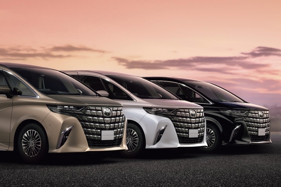 Photo（左）：Executive Lounge（ハイブリッド・E-Four）