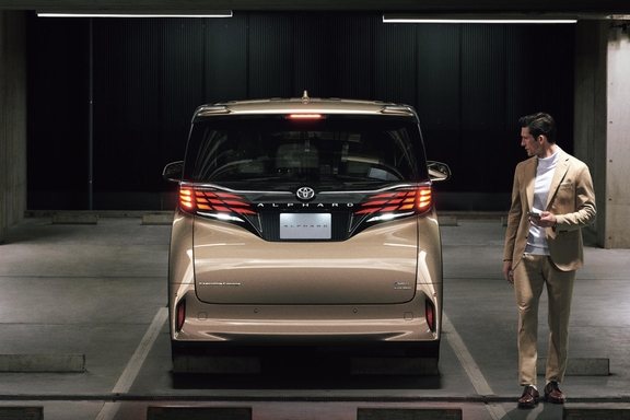 【モデル入り素材】Executive Lounge（ハイブリッド・E-Four）