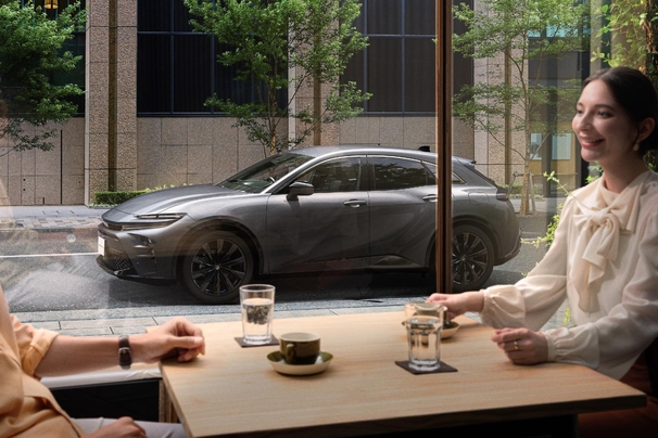 【モデル入り素材】SPORT Z（2.5Lハイブリッド車）