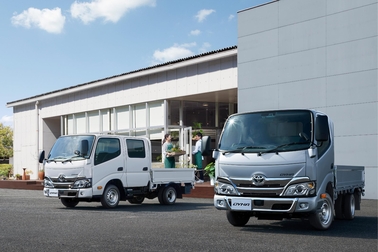 写真左はダブルキャブ・2WD・ジャストロー・木製デッキ・1.0トン積・2.0Lガソリン車