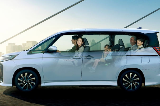 【モデル入り素材】S-Z（2WD・7人乗り）